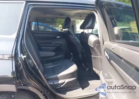 2021 Toyota Highlander Xle z USA, uszkodzony, nr VIN 5TDHZRBH8MS108787